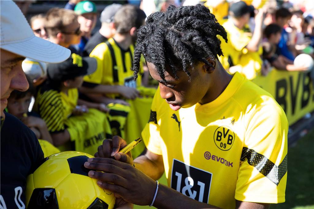 BVB-Platzverweis als Sinnbild: Prince Aning kämpft gegen die Zweifel an Prince Aning schreibt sein Autogramm auf einen Ball.