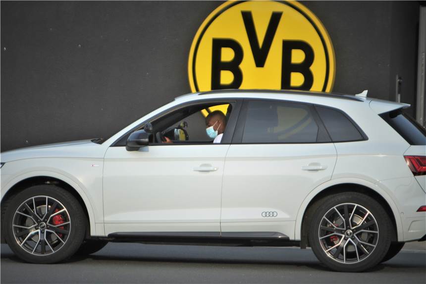 Vor Auswärtsspiel in Istanbul: Besondere Extraschicht für BVB-Youngster Moukoko BVB-Youngster Youssoufa Moukoko mit seinem Fahrlehrer Reza Hassani.