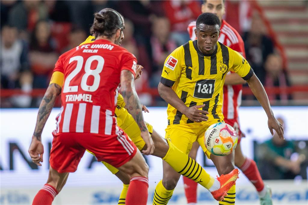 BVB-Einzelkritik: Kobel und Adeyemi patzen böse – Joker Brandt und Malen wirkungslos Youssoufa Moukoko im Zweikampf mit Christopher Trimmel.