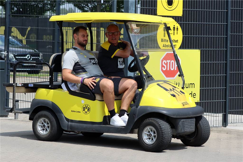 Exklusive Bilder: So lief der erste Tag von Marco Rose beim BVB BVB-Zeugwart Frank Gräfen (r.) zeigt Marco Roses Co-Trainer Rene Maric das Trainingsgelände in Brackel.