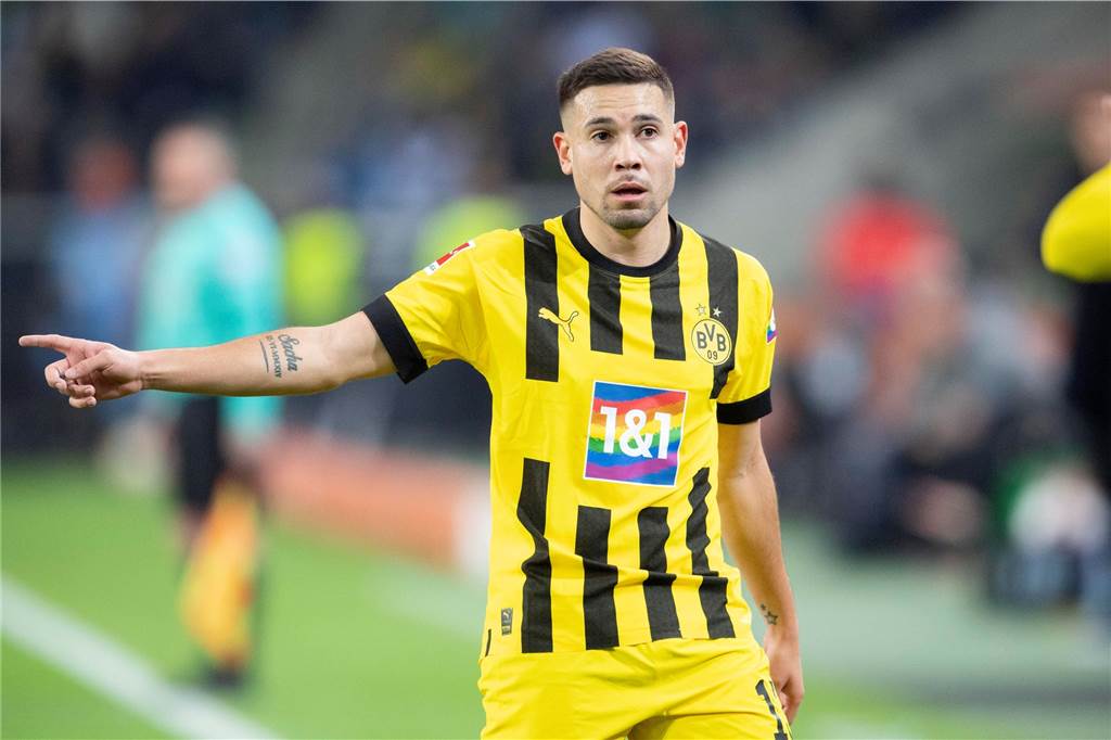 BVB-Umbruch noch lange nicht abgeschlossen: Transfermarkt wird zur großen Herausforderung Raphael Guerreiro gibt Anweisungen.