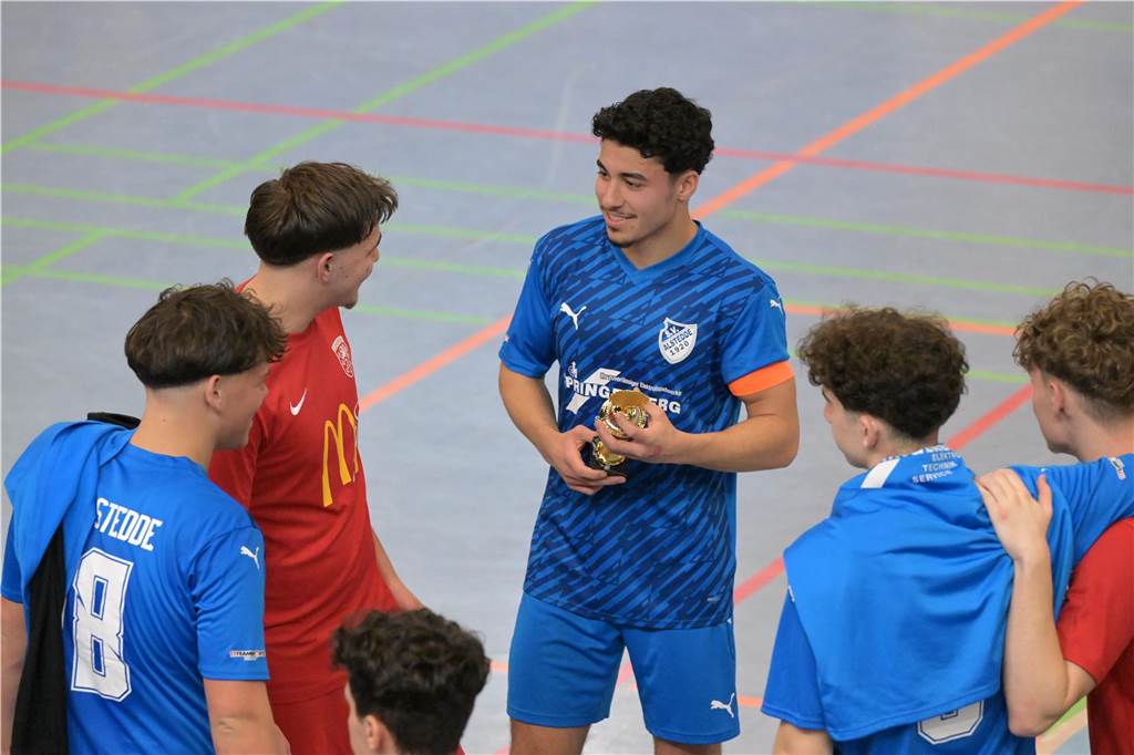 BV Lünen und BW Alstedde holen Junioren-Titel bei der HSM Der Kapitän von BW Alstedde hält einen Pokal in der Han.d