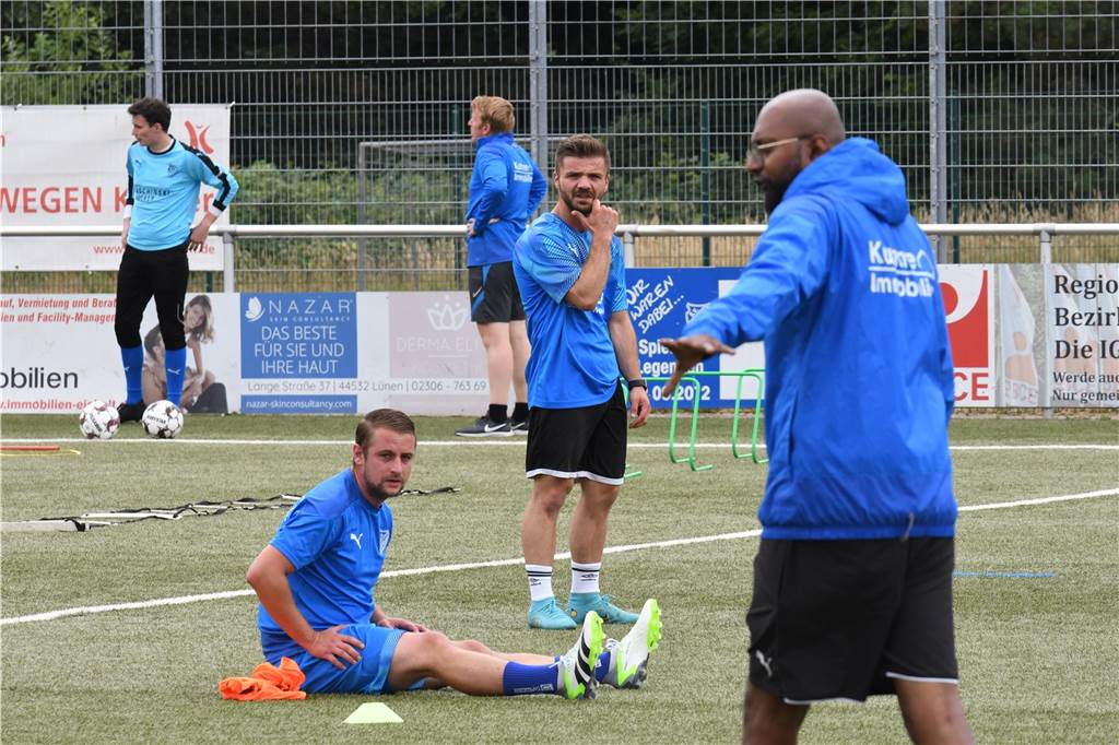 Weiterer Neuzugang für BW Alstedde Athavan Varathan erteilt Anweisungen im Training. Aykut Isik und Nico Stork lauschen.