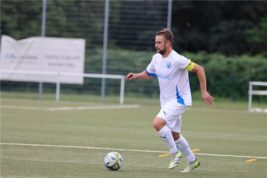 BW Alsteddes Kapitän Nico Stork ist trotz 8:1 nicht ganz zufrieden Nico Stork am Ball.