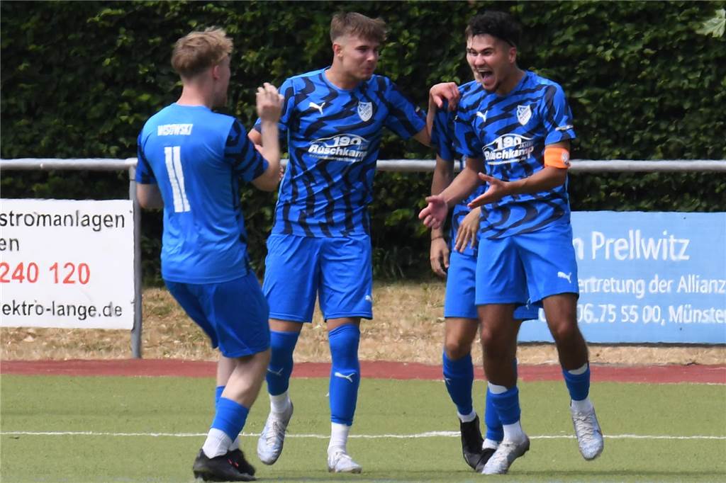 Westfalia Wethmar und BW Alstedde dominieren BW Alsteddes Mehmet Ünlü (r.) bejubelt mit seinen Mitspielern den Treffer zum 2:0.