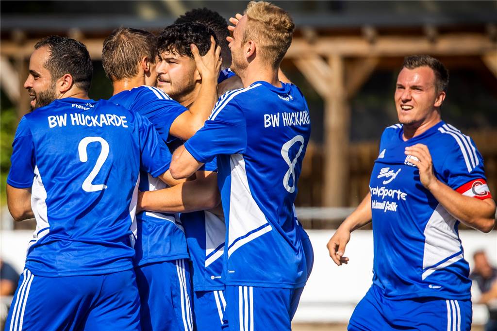 Schwere Verletzung überschattet Derby zwischen BW Huckarde und Westfalia Huckarde Spieler von BW Huckarde jubeln.