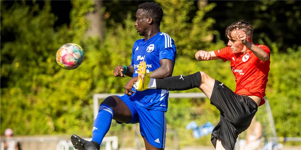 Schwere Verletzung überschattet Derby zwischen BW Huckarde und Westfalia Huckarde Zwei Spieler kämpfen im Derby in Huckarde um den Ball.