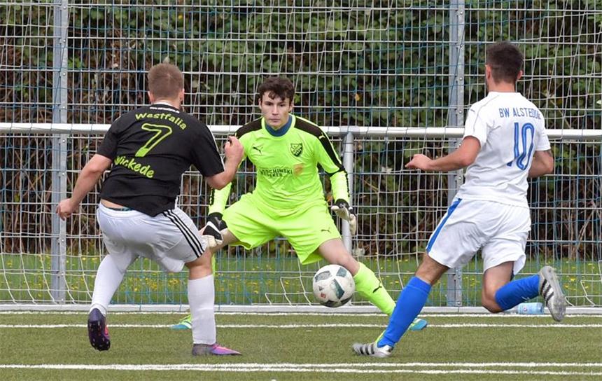 Kaltschnäuzigkeit gefordert / Klare Rollenverteilung BWA-Keeper Thorben Krause (M.) ist verletzt. Noch ist nicht sicher, wer zwischen den Pfosten steht.