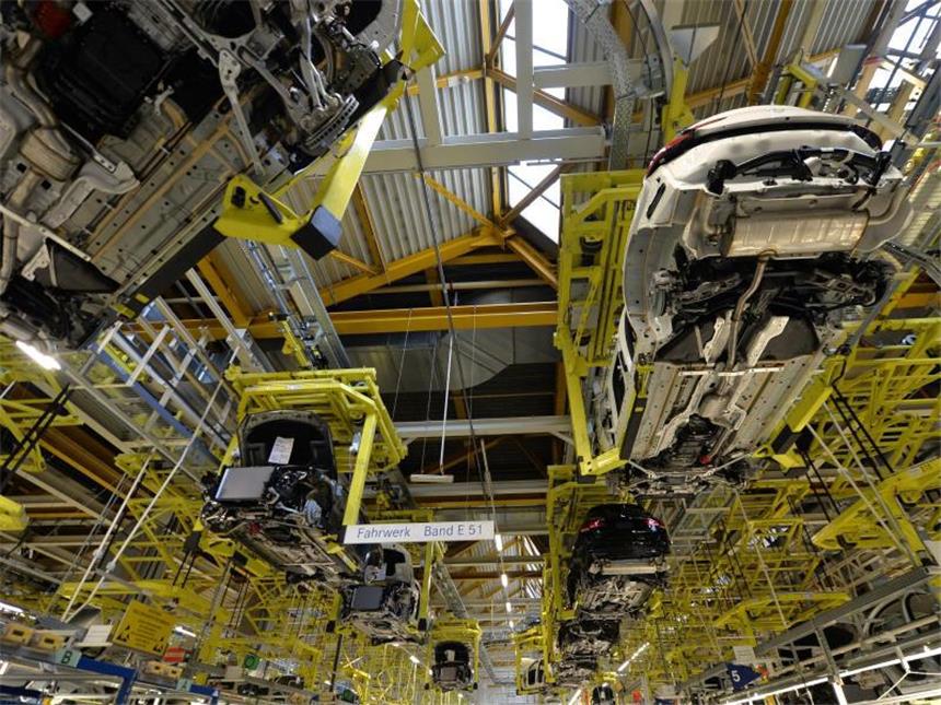 Autoindustrie steigert Gewicht in deutscher Wirtschaft C-Klasse Modelle von Mercedes-Benz werden im Werk in Bremen an der Hallendecke transportiert. Foto: Carmen Jaspersen
