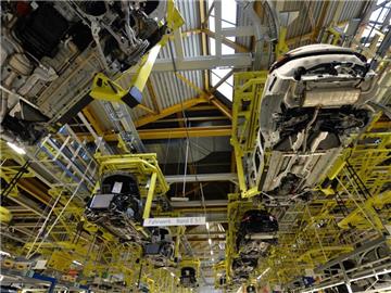 C-Klasse Modelle von Mercedes-Benz werden im Werk in Bremen an der Hallendecke transportiert. Foto: Carmen Jaspersen