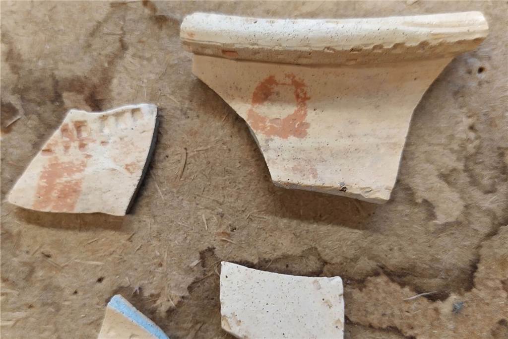 Archäologin zu Funden: „Bin sehr froh über diese Keramik“ Ca. um 900 n. Chr. nach Werne importierte verzierte Drehscheibenware (Typ Hunneschans mit Rollstempel und roter Bemalung) aus dem Rheinland (Köln-Bonner Raum).