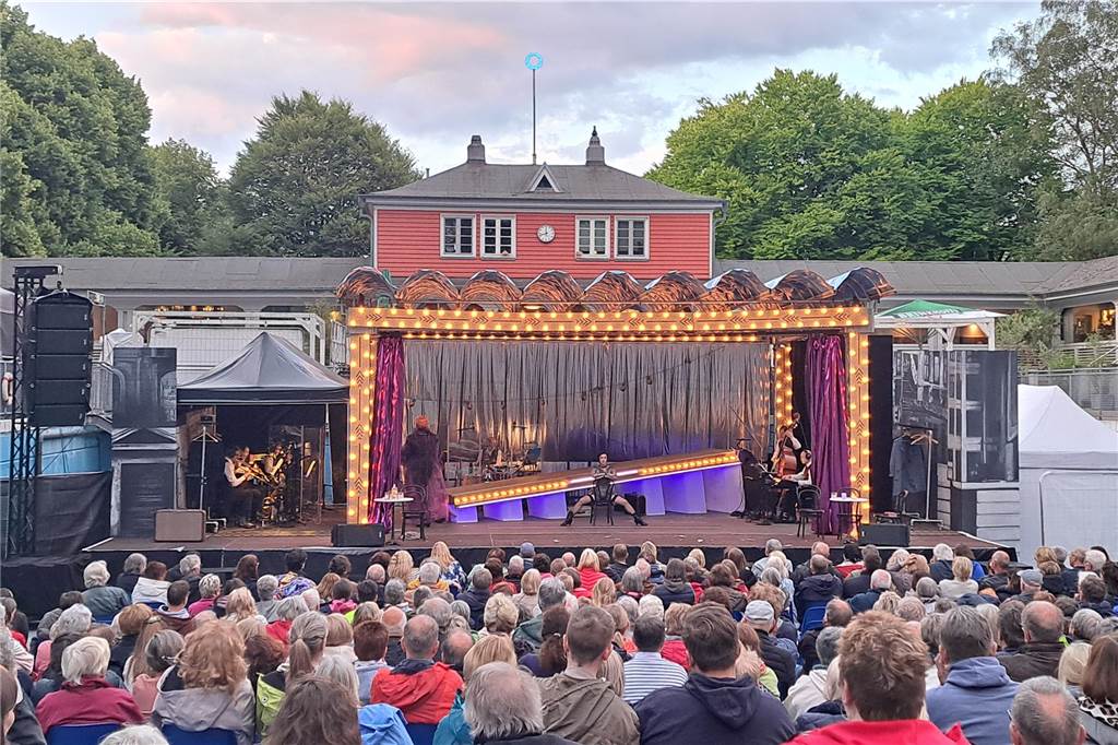 Westfälisches Landestheater überzeugt bei „Bühne raus!“ Cabaret bei der Premiere am Freitagabend.
