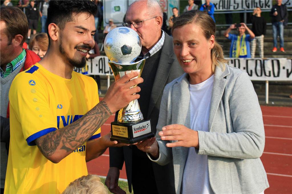 Der Spanier, der den Pokal nicht loslässt: Oscar geht mit besonderem Abschiedsgeschenk Cabrera durfte den Kreispokal in Empfang nehmen.