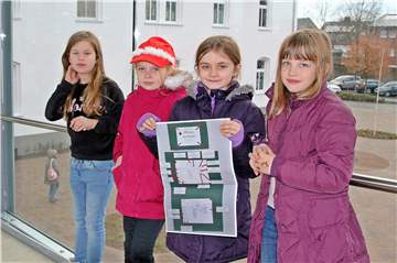 Cady, Romy, Melissa und Janea (v. l. ) boten Führungen durch das Gebäude an.