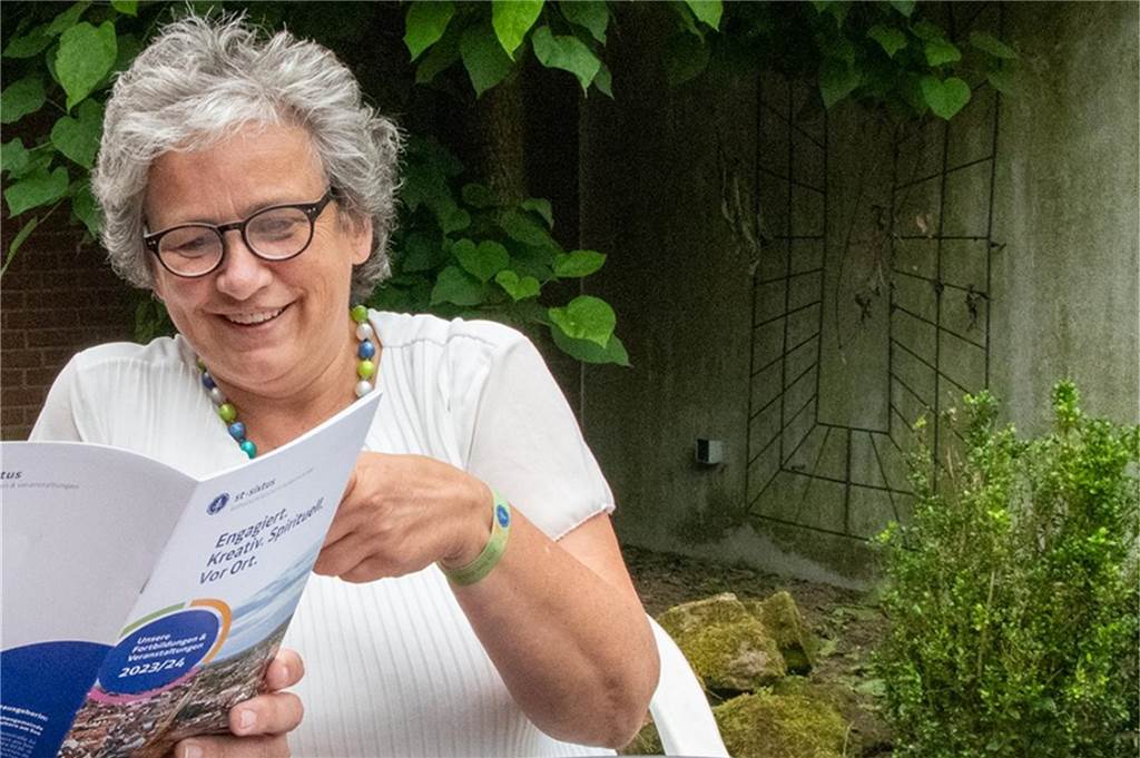 Lambertus-Gemeinde nach Missbrauch: Reden und Betroffene schützen Cäcilia Scholten sitzt auf einem Stuhl und liest.