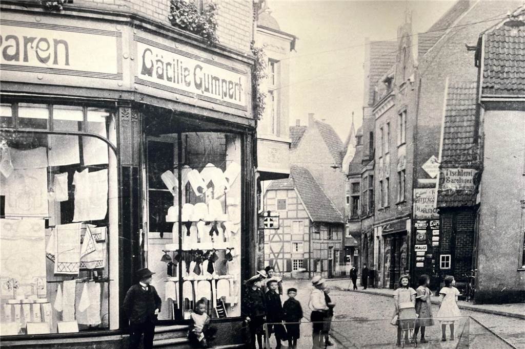 Cäcilie Gumpert führte gemeinsam mit ihrem Bruder Louis ein Wäschegeschäft in der Bonenstraße. Die Geschwister verkauften Textilien, Wäsche und Hüte. In der Pogromnacht zerstörte ein Mob aus Bürgern, SS-Männern und Polizisten das Geschäft.