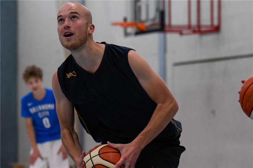 LippeBaskets wollen sich verjüngen, bleiben aber vorerst beim Alten Cajus Cramer unterstützt die LippeBaskets nicht nur auf dem Basketballfeld, sondern auch in offizieller Funktion.