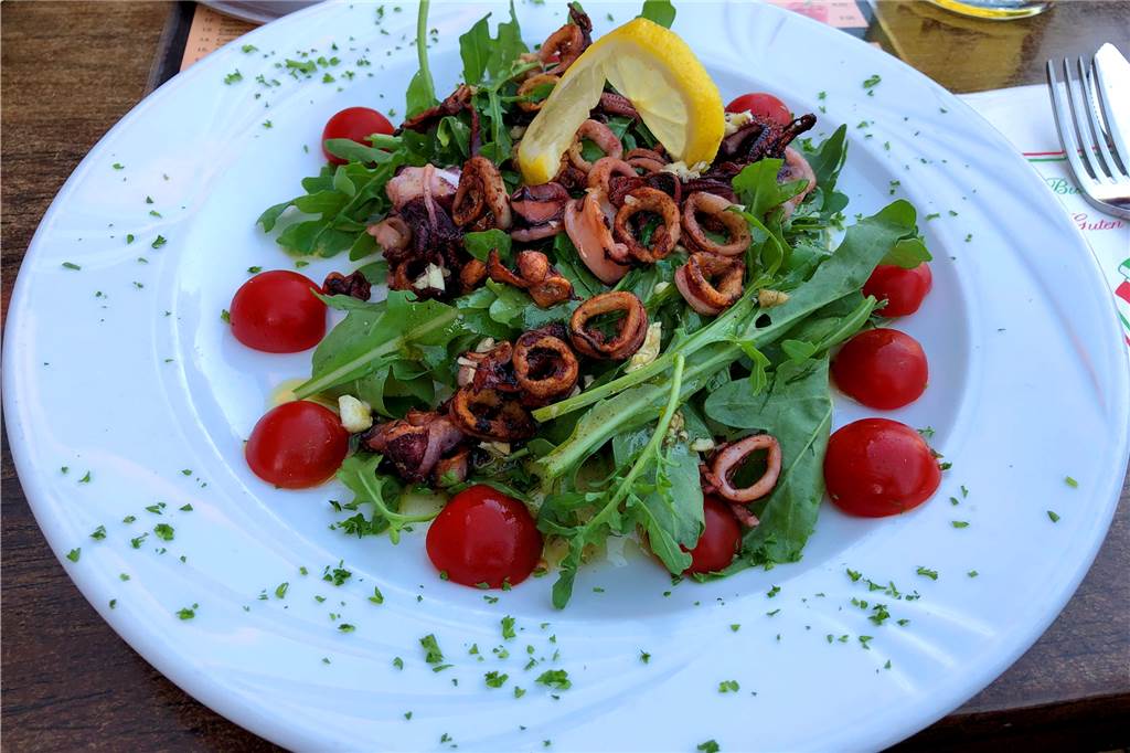 Jeckys in Wüllen ist die ehrliche wirklich gute kleine Pizzeria von nebenan Calamaris alla Griglia – gegrillter Tintenfisch