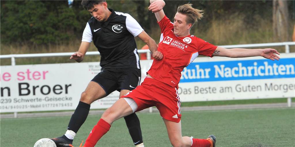 Trainer des Geisecker SV ruft Personal-Notstand aus: „Keine Ahnung, wer am Sonntag spielt“ Calvin Höptner (re.) vom Geiscker SV im Zweikampf.