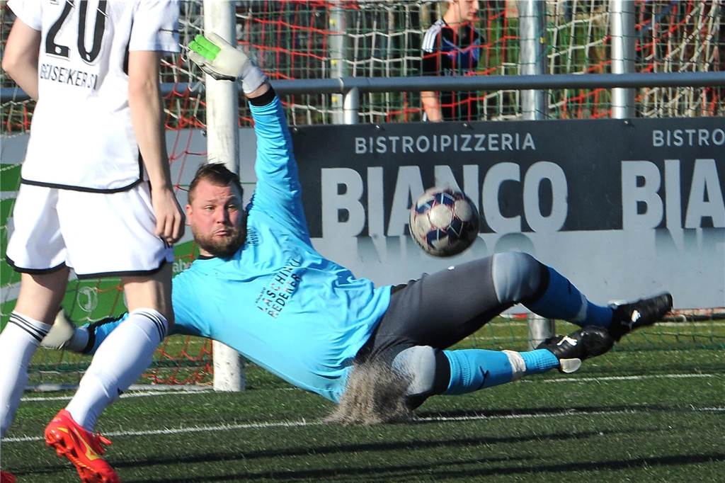 BW Alsteddes Keeper versucht einen Ball zu parieren.