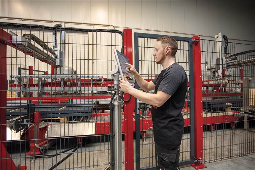 Corona-Krise: Fast die Hälfte der Unternehmen plant Entlassungen Camas-Werkleiter Oliver Schefer an der Zaunpfostenfertigungsanlage, eine eigene Konstruktion, ausgetüftelt von Benjamin Schmudde und seinem Bruder. Die Firma aus Castrop-Rauxel investiert gerade in den Ausbau und denkt sogar über eine große Ansiedlung an anderer Stelle nach. Nicht allen Unternehmen geht es zurzeit so gut wie Camas.
