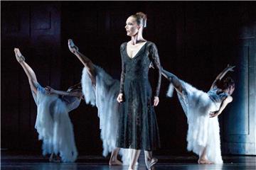 ‎Camille Andriot (vorne, Odile) und das Düsseldorfer „Schwanensee“-Ensemble. Foto: Gert Weigelt
