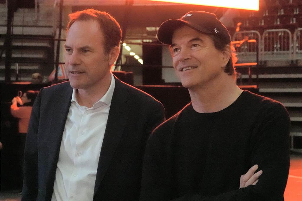 Die Toten Hosen in Düsseldorf: So können Sie das Konzert live verfolgen Campino (r), Sänger der Toten Hosen, und Stephan Keller (CDU), Oberbürgermeister von Düsseldorf, stehen im World Club Dome.