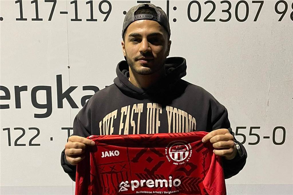 Wechsel im Doppelpack: Can und Cem Bozkurt haben eine neuen Klub Can Bozkurt hält ein Trikot des FC TuRa Bergkamen in die Kamera.