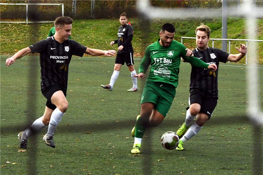 Niclas Beckerling schießt den SuS Oberaden auf Rang zwei Can Bozkurt (M.) und der SuS Oberaden mussten sich gegen Julius Meierjohann vom SV Frömern (r.) behaupten.