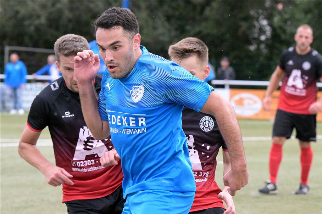 Can Cicek glänzt bei BW Alstedde in einer neuen Rolle Can Cicek von BW Alstedde im Duell mit seinen Gegenspielern vom SSV Mühlhausen-Uelzen.