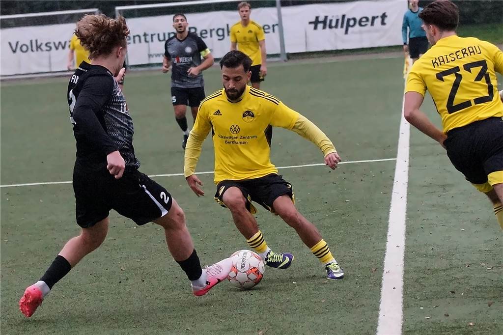 Can Demircan (am Ball) und der SuS Kaiserau treffen im ersten Testspiel auf den SuS Oberaden.