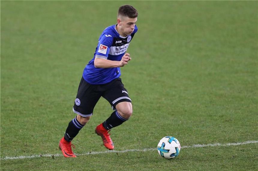 Bielefeld gibt Talent Özkan einen Profivertrag bis 2021 Can Özkan aus Bielefeld spielt den Ball. Foto: Friso Gentsch/Archiv
