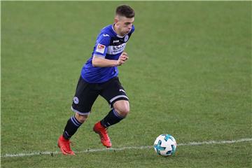 Can Özkan aus Bielefeld spielt den Ball. Foto: Friso Gentsch/Archiv