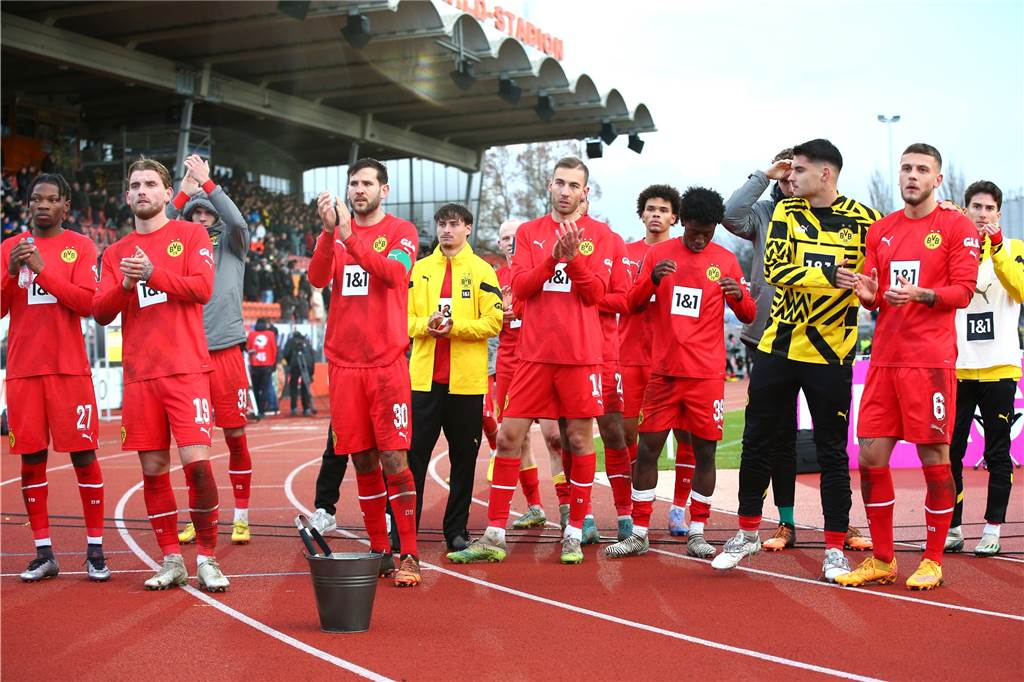 Die Spieler der BVB-U23 bedanken sich bei den Fans. 