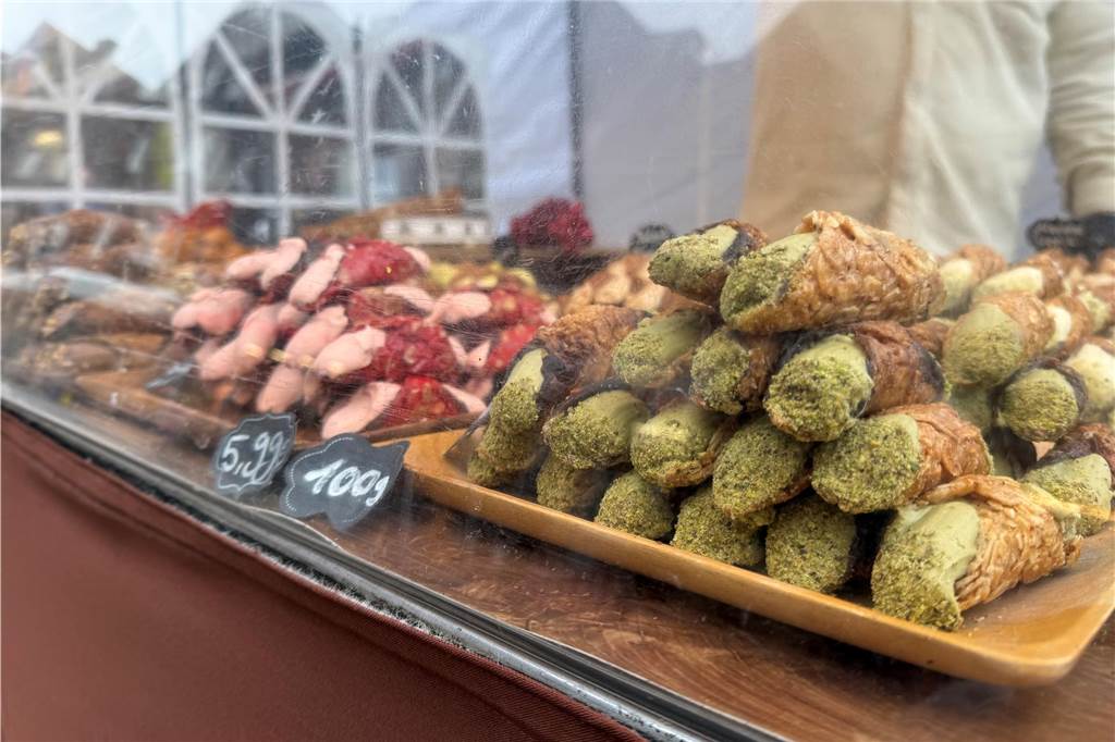 Culaccino mit italienischem Mandelgebäck testet den Werner Wochenmarkt Cannoli auf dem Werner Wochenmarkt