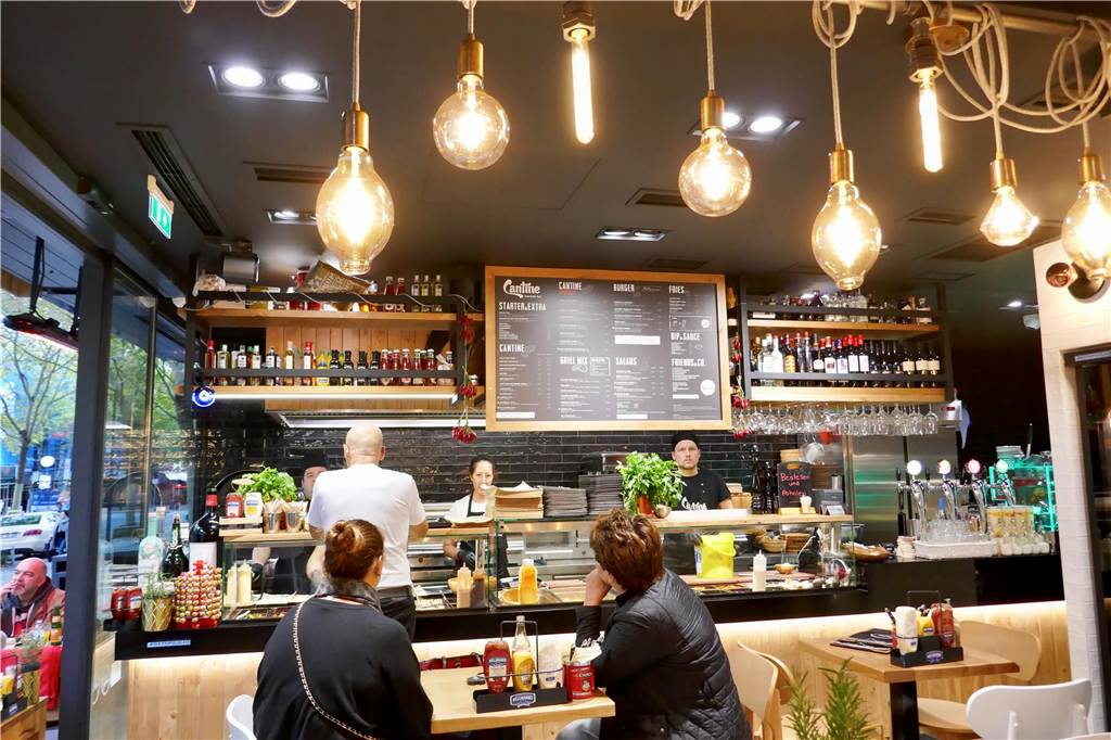Das sind Dortmunds kreativste Restaurants: Bestenliste von Gastro-Magazin Gäste vor dem Tresen der "Cantine Souvlaki Bar" in Dortmund
