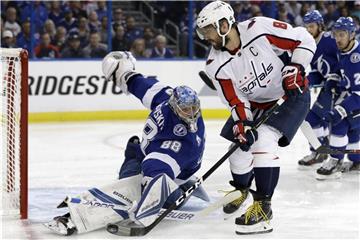 Capitals-Star Alexander Owetschkin scheitert am Torhüter von Tampa Bay. Foto: Chris O'meara/AP