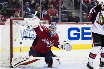 Capitals-Torwart Philipp Grubauer (l) sicherte seinem Team den Sieg. Foto: Scott Taetsch/CSM via ZUMA Wire