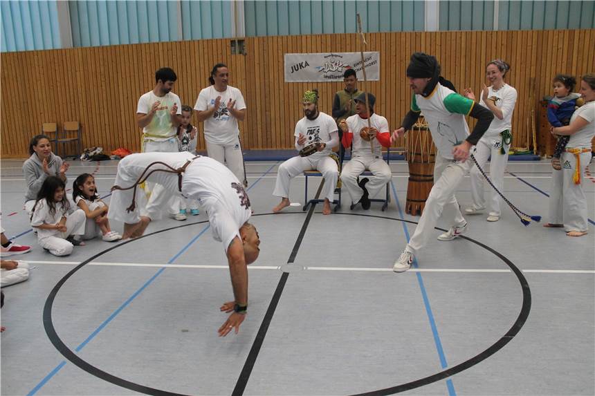 Capoeira bei der DJK: Kinder erhalten ihre erste Kordel Capoeira ist eine Michung aus Tanz und Kampfsport. Auch die DJK Eintracht Scharnhorst hat eine entsprechende Abteilung