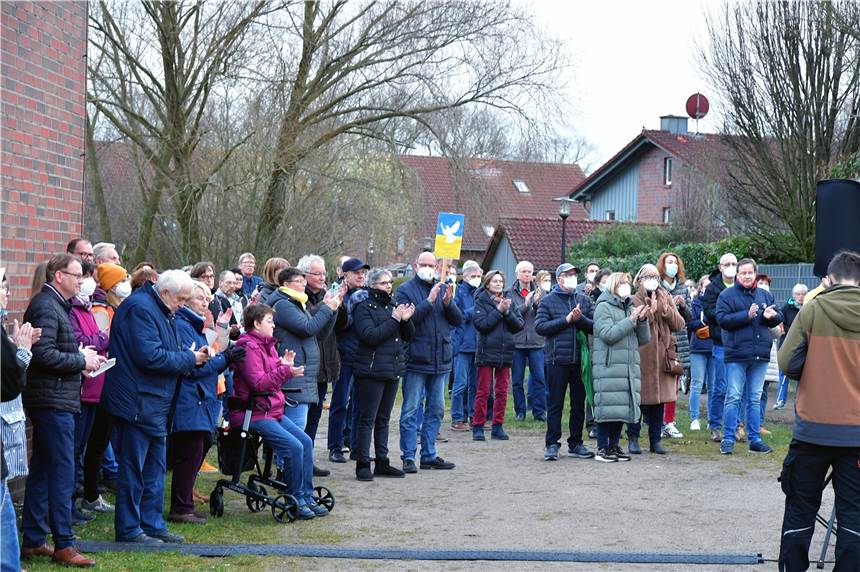Bürgermeister Orlowski: Mehr Flüchtlinge werden kommen, auch nach Selm Die Friedenskundgebung in Cappenberg fand am Feuerwehrgerätehaus statt.