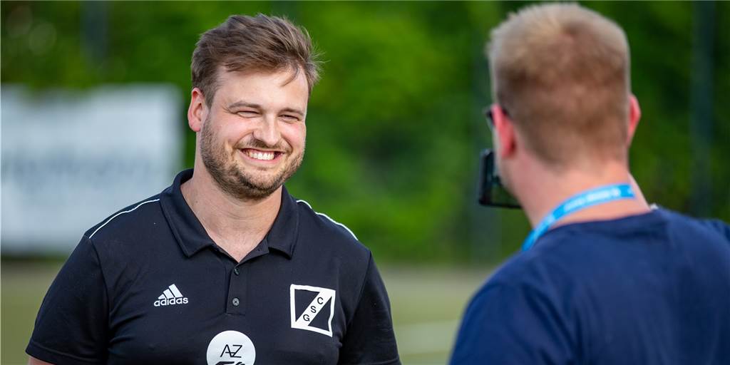 Michel Zentgraf im Video: „Die Jungs sind bestimmt ganz froh, dass sie mal nicht saufen müssen“ Cappenbergs Co-Trainer Michel Zentgraf (l.) sprach nach dem Spiel mit Sportredakteur Marcel Schürmann über den 9:2-Sieg gegen Weddinghofen.