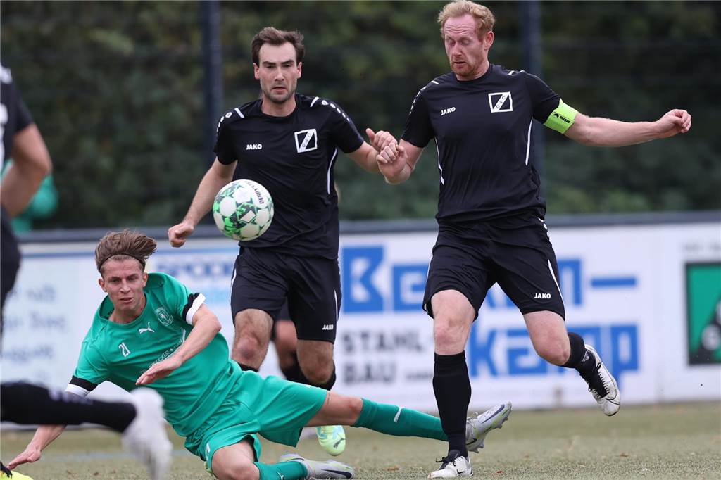 Westfalia Wethmar gewinnt Derby gegen GS Cappenberg: Spannung in der Nachspielzeit Cappenbergs Kapitän Philipp Schulze Twenhöven (r.) musste im Derby gegen Westfalia Wethmar verletzt ausgewechselt werden.