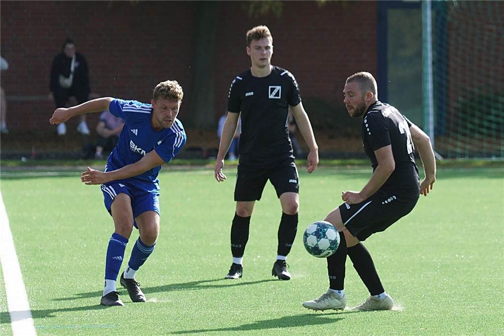 Derbys, kuriose Spielverläufe und Kantersiege: Sechs A-Kreisliga-Highlights der Hinrunde Cappenbergs Yannick Harhoff (r.), hier gegen Jannis Stiepermann (l.), traf in der dritten Minute der Nachspielzeit zum 4:4.