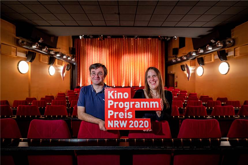 Ausgezeichnetes Programm: Drei Dortmunder Kinos erhalten NRW-Preis Caren Oblinger und Kinobetreiber Erwin Rajkovcanin mit dem Logo des 30. Kinoprogrammpreis NRW im Kinosaal der ausgezeichneten Schauburg in Dortmund.