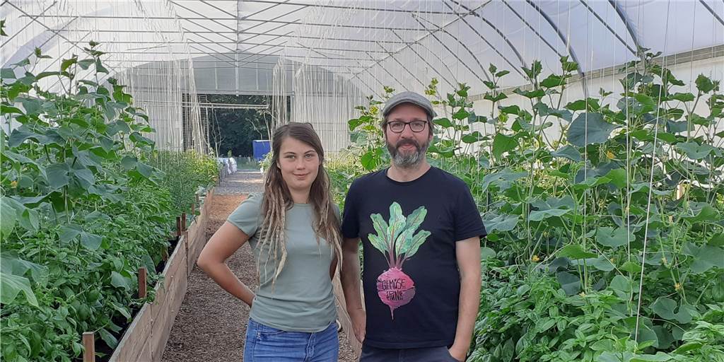 Besonderer Nutzgarten zwischen Phoenix-See und B236 öffnet erstmals für Interessierte Carina Hebestreit und Jörg Lüling im Gewächshaus des Gartenprojektes „Grünfrau“.