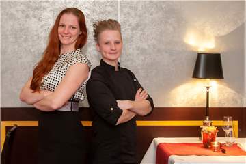 Carina Schütten (l.) und Sabrina Reimann haben den Dorfgasthof Wissing in Alstätte vor acht Jahren übernommen.