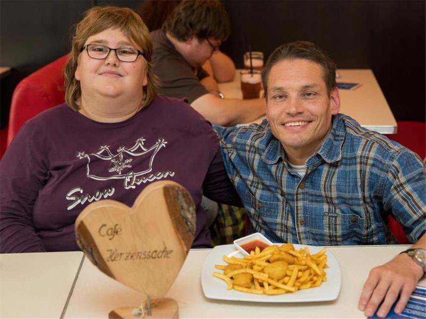 Partnervermittlung für Menschen mit Handicap Carina und Sebastian haben sich über die Partnerbörse "Würzburger Herzenssache" kennen gelernt. Foto: Daniel Karmann/dpa