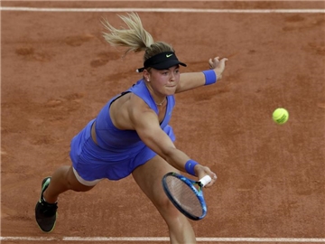 Carina Witthöft hat in der zweiten Runde der French Open die Französin Pauline Parmentier besiegt. Foto: Petr David Josek