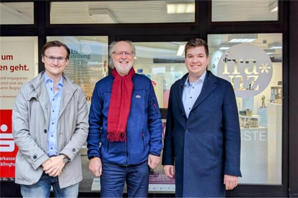 Leerstände werden belebt: Land fördert Innenstadtvermietung weiter Caritas-Geschäftsführer Patrick Domin, Bernd Saalfeld (Kultur-Initiative franz*) und Oliver Göttlich (Marktbereichsleiter Sparkasse Vest) stehen vor dem Kulturraum "franz*" in der Franziskaner-Passage.