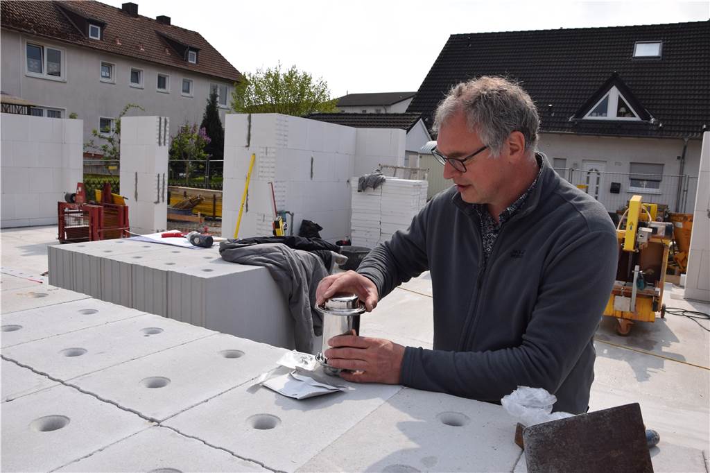 Caritas-Vorstand Ralf Plogmann verschloss die Zeitkapsel, für die er einen kleinen Bericht über die Baumaßnahme und das ehemalige Zechenhaus verfasst hatte.